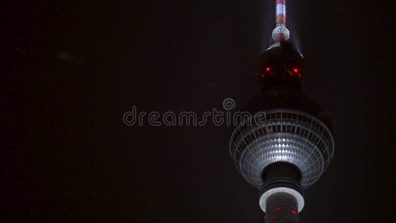 Από το Βερολίνο τηλεοπτικός πύργος Fernsehturm τη νύχτα το χειμώνα με την πτώση χιονιού